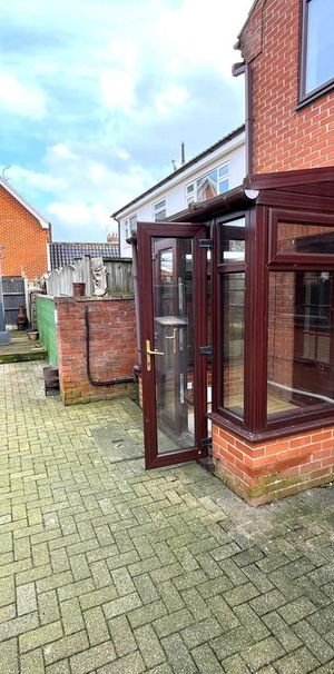 3 bedroom end of terrace house to rent - Photo 1