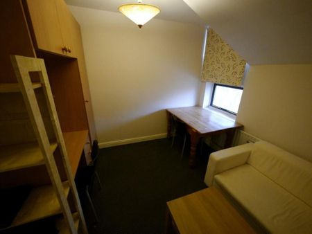 3 bedroom flat to rent - Photo 4