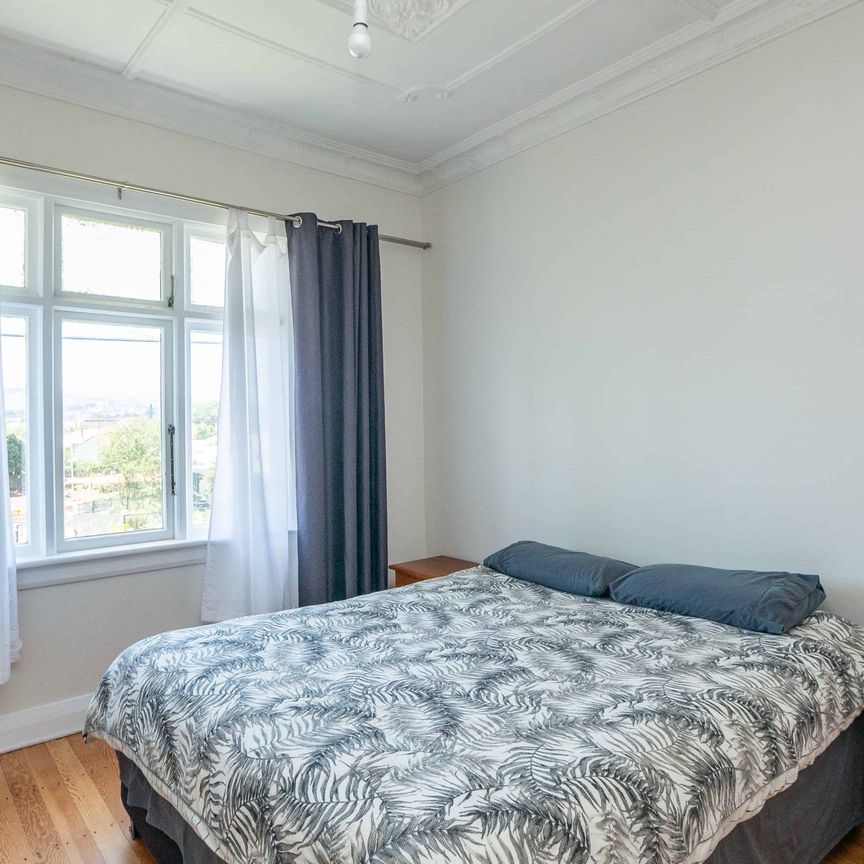 Cozy 3-Bedroom Home with Sleepout, Close to the Beach - Available January 2026 - Photo 1