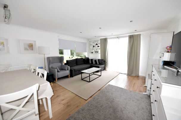 2 bedroom House in Park Edge Close, Leeds - Photo 1