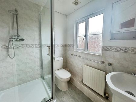 4 bedroom detached house to rent - Photo 2