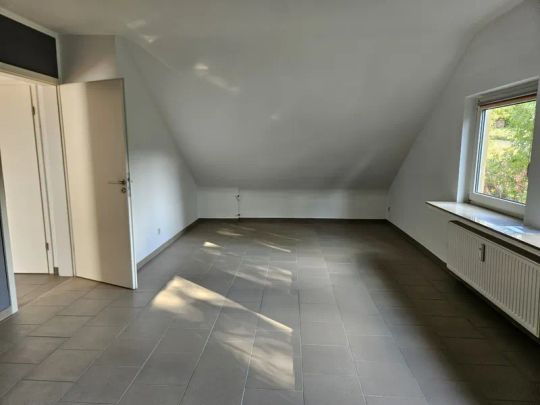 Moderne Dachgeschosswohnung in ruhiger Lage - Photo 1