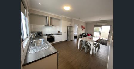 Furnished Townhouse - 3 to 6 month lease - Photo 4