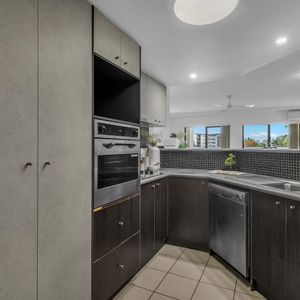 Generous three bedroom apartment in prime toowong location - Photo 2