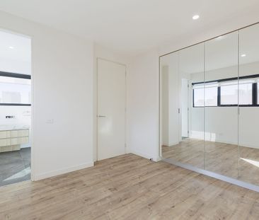 Sun-Drenched Fitzroy Living with Stunning Views - Photo 2