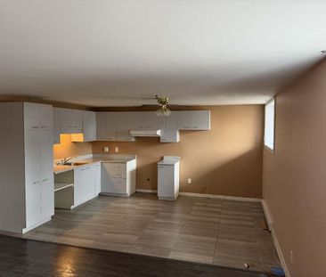 4 1/2 demi sous-sol, paisible et calme, accès terrain et accès terr... - Photo 1