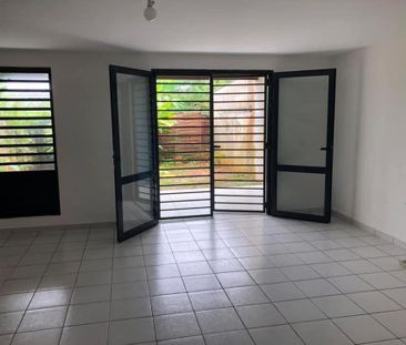 Location Maison 4 pièces 85m² REMIRE MONTJOLY 97354 - Photo 1