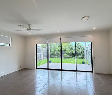 Large & Modern three bedroom Family Home! - Photo 1