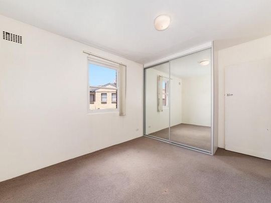 LARGE & LIGHT FILLED PRIVATE APARTMENT! - Photo 1