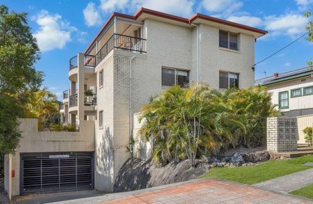 STUNNING RENOVATED UNIT IN THE HEART OF COOLANGATTA - Photo 3