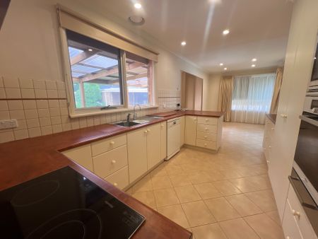 Comfortable Three-Bedroom Home in a Convenient Location - Photo 3