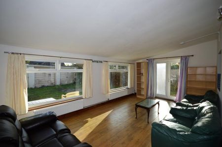5 bedroom detached house to rent - Photo 2