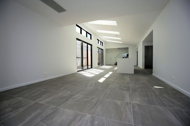 EXCLUSIVE CBD LIVING IN A GATED COMPLEX - Photo 1