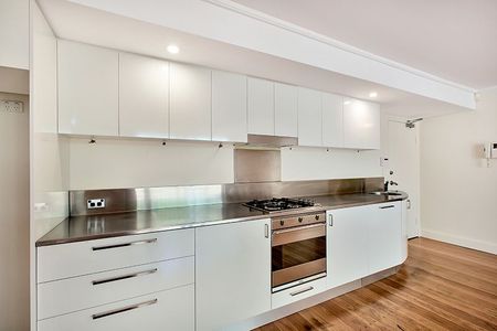 Two Bedroom Apartment with Large Courtyard and Parking - Photo 2