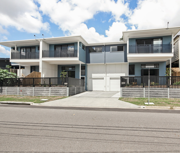 37 Lockyer Street, Camp Hill QLD 4152 - Townhouse For Rent | Domain - Photo 1