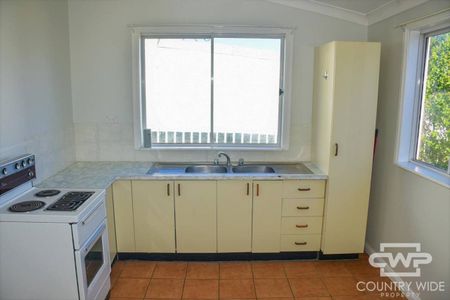 COMFORTABLE FAMILY HOME - Photo 4