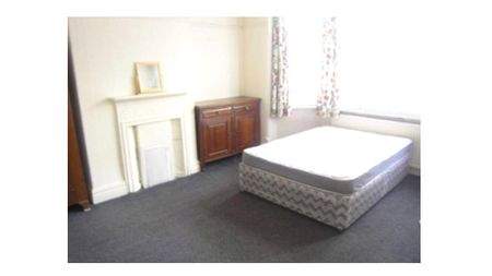 4 bedroom house to rent Heald Grove, Manchester, M14 - Photo 3