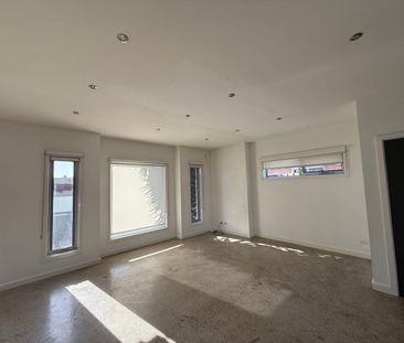 TOWNHOUSE WITH WAREHOUSE LIFE STYLE! - Photo 1