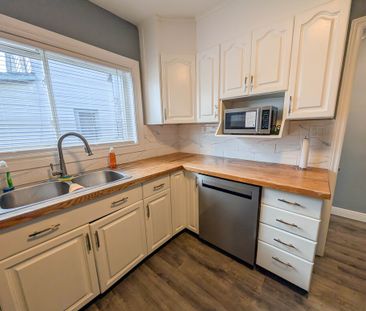 Fully Detached 3 Bedroom House in Welland! - Photo 1