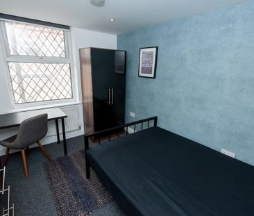 6 bedroom terraced house to rent - Photo 4