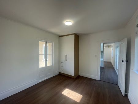 Charming Cottage in Prime Hillpark Location - a Must-See&excl; - Photo 2