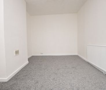 3 Bedroom Terraced House - Photo 2
