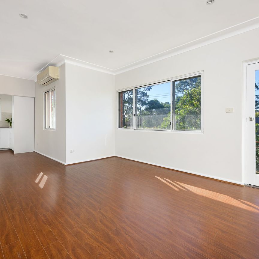 Freshly Renovated, Walk to Shops & Rail - Photo 1