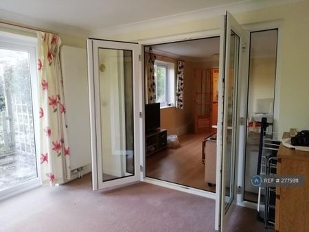 2 bedroom flat to rent - Photo 2