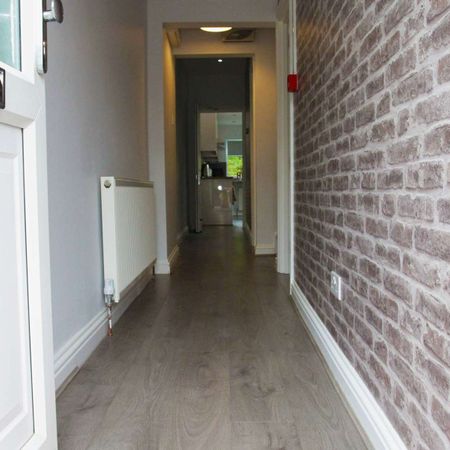 OX Living is proud to present this high-quality 6-bedroom co-living property, perfect for working professionals looking for stylish, stress-free living. Room 5 - Photo 4