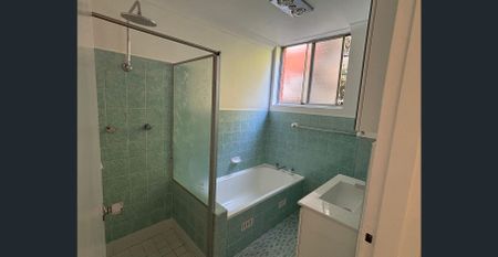 Spacious 2-Bed Apartment with Lock-Up Garage – Walk to Summer Hill Village! - Photo 5