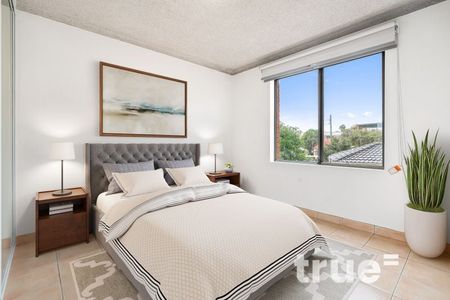 LIGHT FILLED APARTMENT IN IDEAL LOCATION - Photo 2