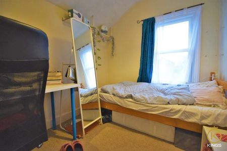 4 bedroom semi-detached house to rent - Photo 3