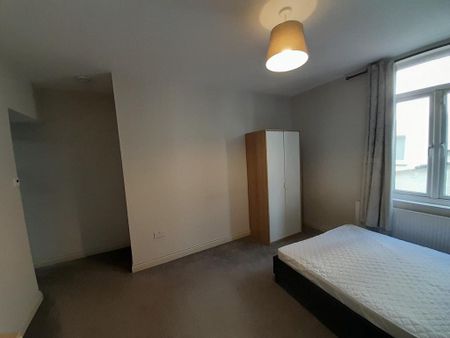 1 bedroom in a house share to rent - Photo 2