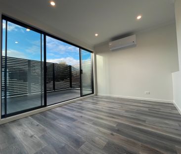Modern 3 Bedroom Townhouse - Photo 4