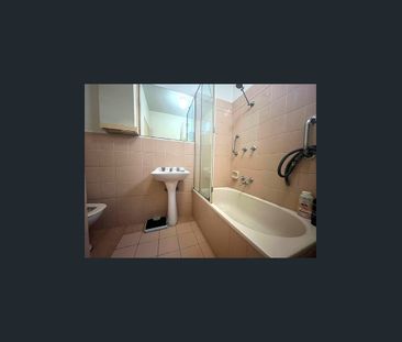 Stylish Ground Floor Apartment with Private Courtyard in Prime Loca... - Photo 3