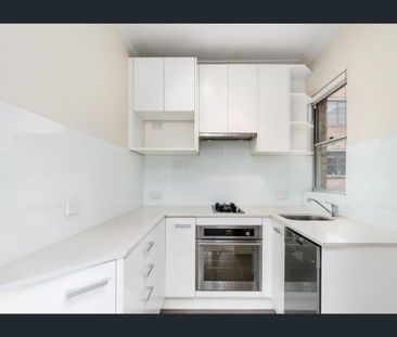 CONTEMPORARY MOSMAN RETREAT WITH WATER VIEWS - Photo 3