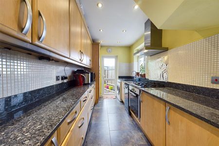 3 bedroom semi-detached house to rent - Photo 4