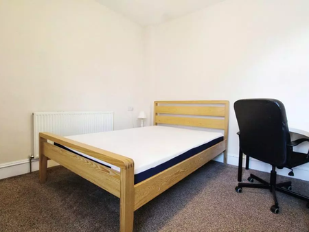 Attractive 5-Bedroom Victorian Maisonette – Ideal Student Living Room 5 - Photo 2