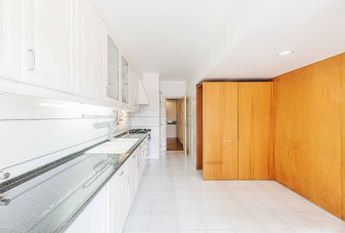 APARTAMENTO T2 NO ARNEIRO - CARCAVELOS