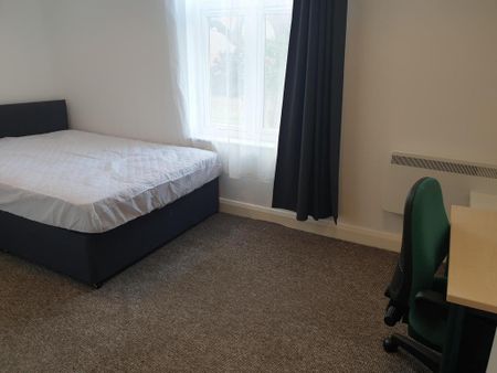 4 bedroom flat to rent - Photo 4