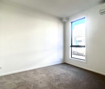 Brand new townhouse in the heart of Aurora Estate! - Photo 2