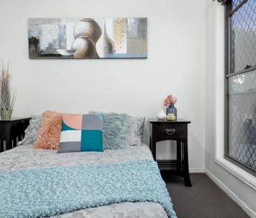 Contemporary living close to parks, shops, and transport. - Photo 2