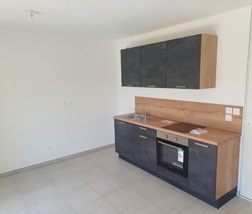 location Appartement T2 DE 42.52m² À RILLIEUX LA PAPE - Photo 3