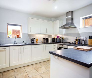 Delightful two bedroom house close to the River Itchen and water me... - Photo 3