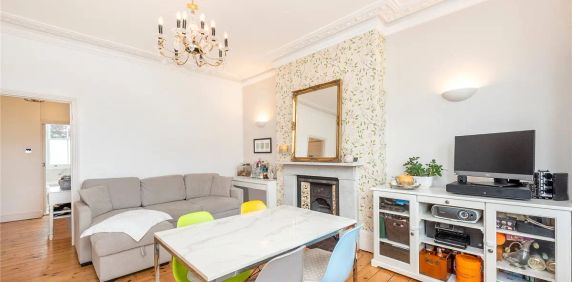 2 bedroom flat - Photo 2