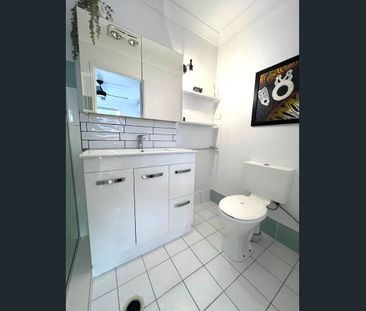 STUNNING 3 BEDROOM TOWNHOUSE WITH POOL, SAUNA, TENNIS COURT, GYM - Photo 3