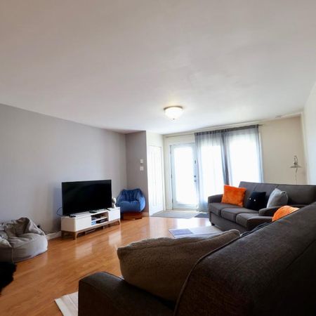 CONDO ENTIÈREMENT MEUBLÉ TOUT INCLUS SECTEUR TRANQUILLE BIEN SITUÉ - Photo 4
