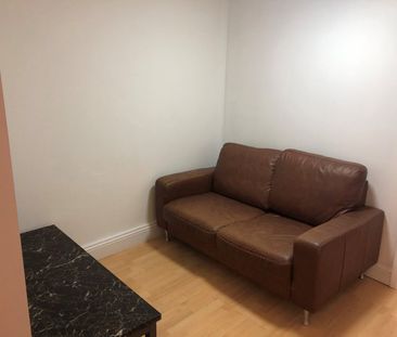 2 Bed Flat, Erleigh Road, RG1 - Photo 2