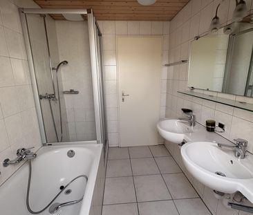 Wunderschöne preisgünstige Dachwohnung mit Cheminée, ruhig und zentral - Photo 6