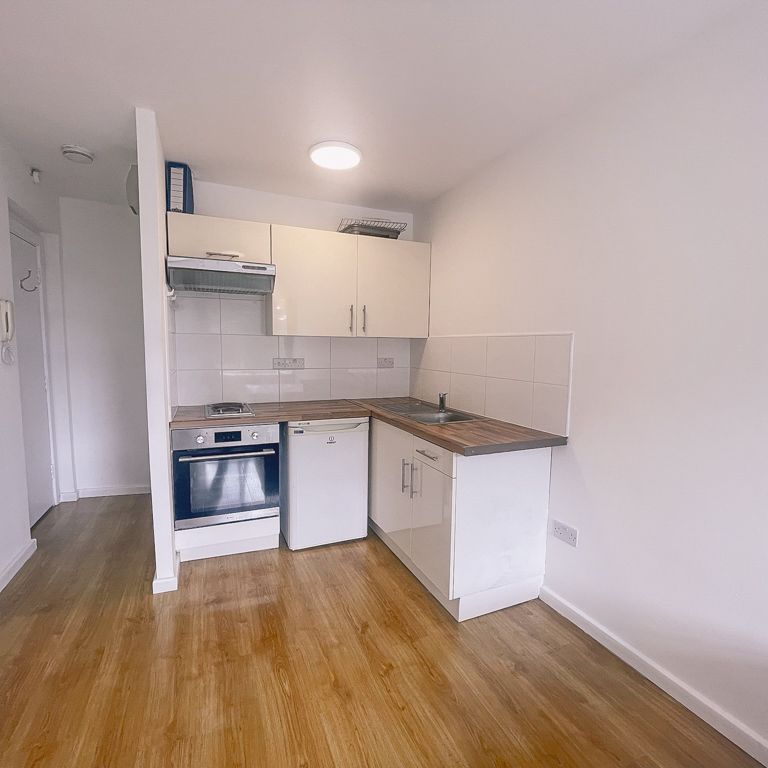 Fitzjohns Ave, Hampstead, London, NW3 - Photo 1